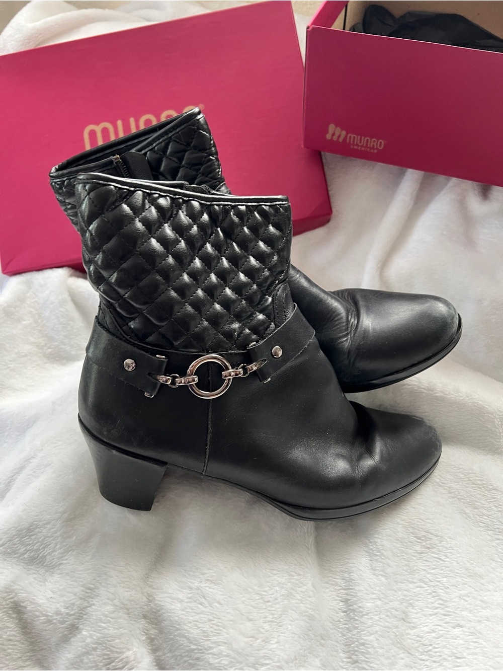 Munro Quilted Leather Ankle Boots in Black leather size 9 W womens